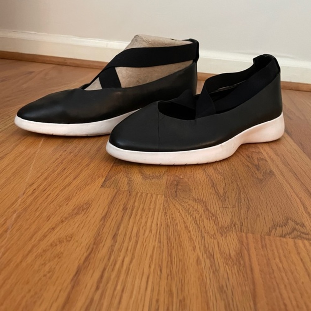 Taryn Rose Ballerina Flats with Crisscross Black & white 8.5